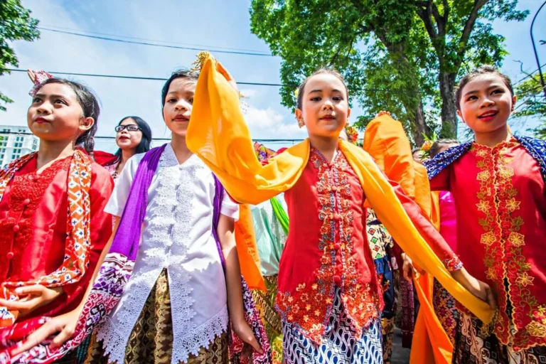 Suku Sunda: Menyelamatkan Keterampilan Tradisional dalam Arus Inovasi